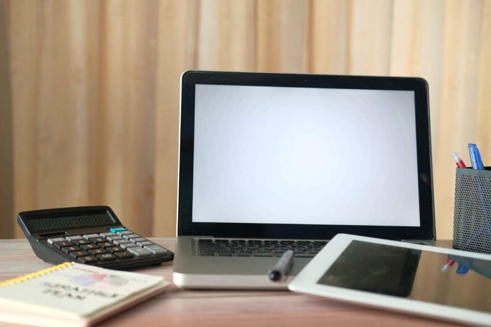 クラウド会計ソフトを使う前に整えたいデスクまわり（ノートPC・電卓・タブレット）